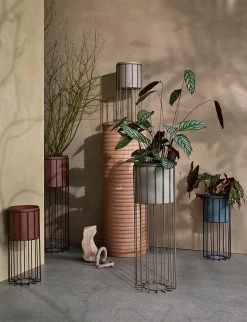 Broste Copenhagen Fenja Blumentopf Mit Gestell 2 Teile Ø25cm 5 Broste Copenhagen Fenja Blumentopf Mit Gestell 2 Teile Ø25cm -Broste Copenhagen 512279 01 3 EnvironmentImage e84c3b6e90