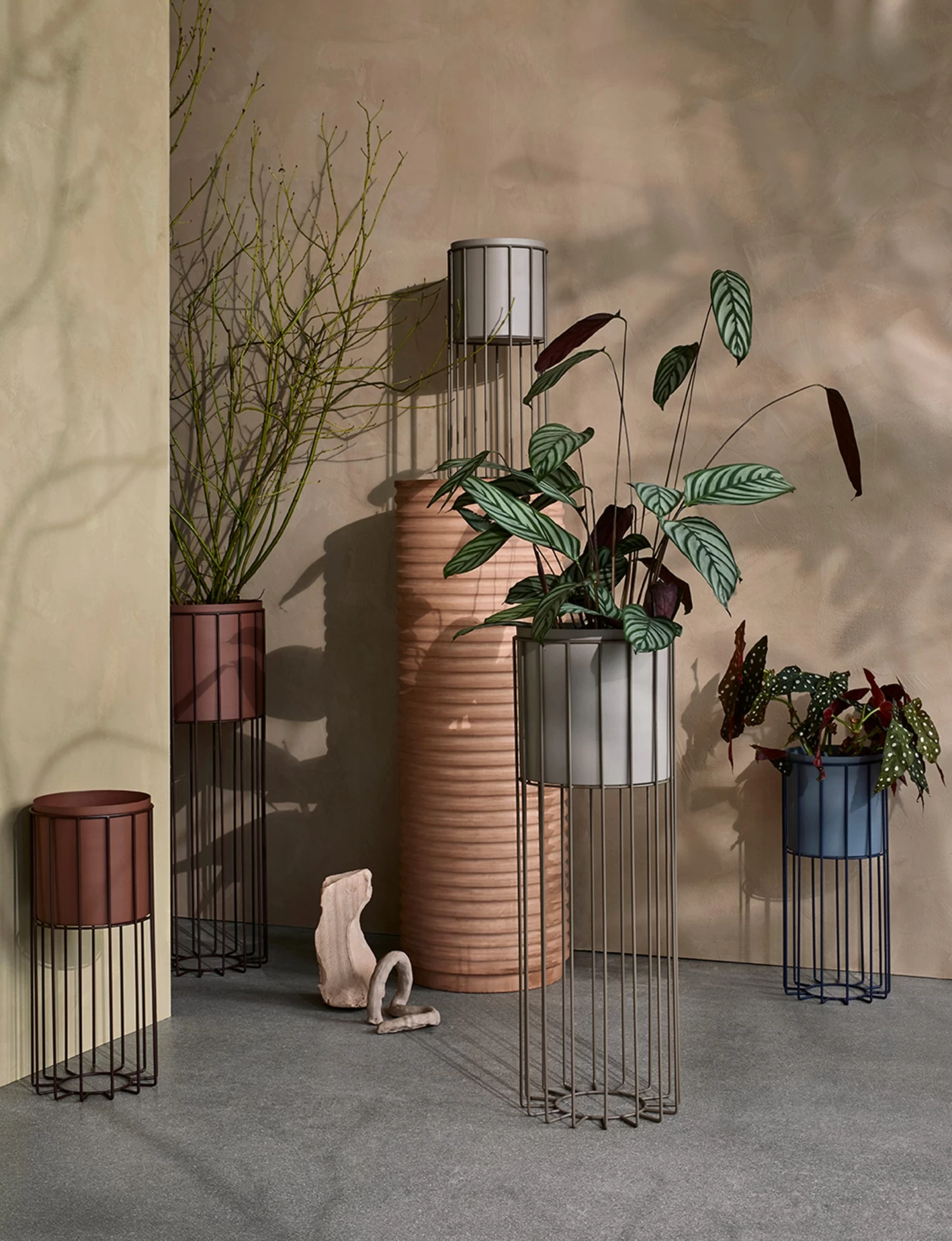 Broste Copenhagen Fenja Blumentopf Mit Gestell 2 Teile Ø25cm 3 Broste Copenhagen Fenja Blumentopf Mit Gestell 2 Teile Ø25cm – Bild 3