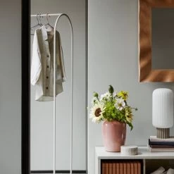 Broste Copenhagen - Archie Garderobenständer Mit Spiegel, Schwarz 9 Broste Copenhagen - Archie Garderobenständer Mit Spiegel, Schwarz -Broste Copenhagen Broste Copenhagen Archie Garderobenstaender 90 x 165 cm weiss Ambiente 1