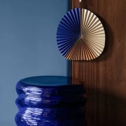 Broste Copenhagen - Earthernware Beistelltisch, Ø 44 X 42 Cm, Astral Aura Dark Blue 8 Broste Copenhagen - Earthernware Beistelltisch, Ø 44 X 42 Cm, Astral Aura Dark Blue -Broste Copenhagen Broste Copenhagen Earthernware Beistelltisch Ambiente 3 1