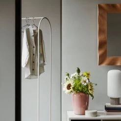 Broste Copenhagen - Mio Kleiderbügel, Sand (3er-Set) 8 Broste Copenhagen - Mio Kleiderbügel, Sand (3er-Set) -Broste Copenhagen Broste Copenhagen Mio Kleiderbugel Ambiente 2 3