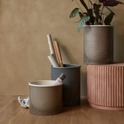 Broste Copenhagen - Rillo Beistelltisch, Ø 75 X H 35 Cm, Terrakotta 14 Broste Copenhagen - Rillo Beistelltisch, Ø 75 X H 35 Cm, Terrakotta -Broste Copenhagen Broste Copenhagen Polka Blumentopf Situation 1