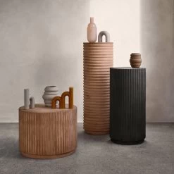 Broste Copenhagen - Rillo Podium, Ø 36 X 106 Cm, Charcoal -Broste Copenhagen Broste Copenhagen Rillo Podium charcoal camel Ambiente 3