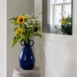 Broste Copenhagen - Simi Vase, H 44,5 Cm, Deep Cobalt Blue 9 Broste Copenhagen - Simi Vase, H 44,5 Cm, Deep Cobalt Blue -Broste Copenhagen Broste Copenhagen Simi Vasen deep cobalt blue Situation 3